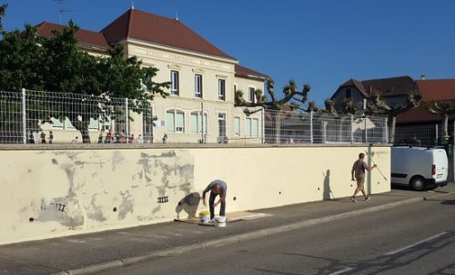 Printemps 2018, après avoir été décapé, réparé et repeint, le mur retrouve une nouvelle couleur.